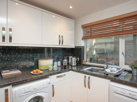 Kitchen | Trebisken, Porthtowan