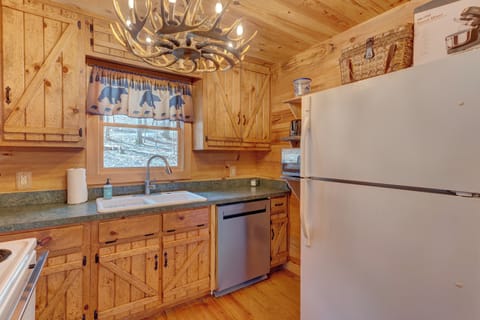 Small but mighty kitchen with lots of cooking tools and toys. Picnic basket too!