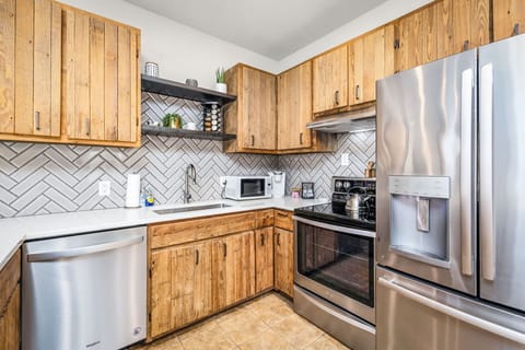 Modern kitchen with everything you need.