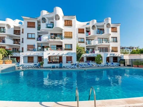 Water, Sky, Building, Plant, Swimming Pool, Azure, House, Tree, Aqua, Condominium