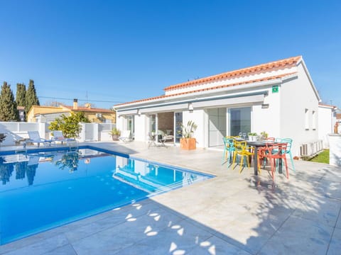 Sky, Property, Building, Water, Window, Swimming Pool, House, Plant, Tree, Leisure