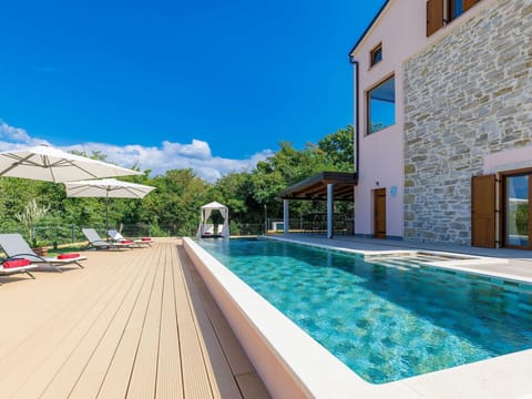 Water, Sky, Cloud, Swimming Pool, Plant, Azure, Building, Window, Shade, Leisure