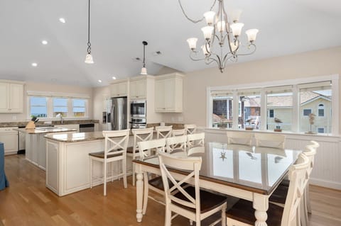 DE25N: Tequila Sunrise | TL Dining Area