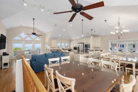 DE25N: Tequila Sunrise | TL Dining Area