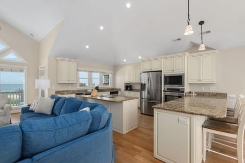 DE25N: Tequila Sunrise | TL Kitchen and Dining Area