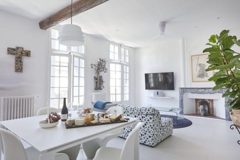 The dining and living room is 40 sq metres or 400 sq feet 