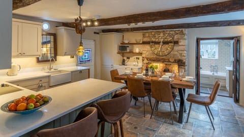 Kitchen-dining area, Farthingdales, Bolthole Retreats