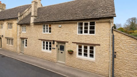 Front view on Lawrence Lane, Farthingdales, Bolthole Retreats