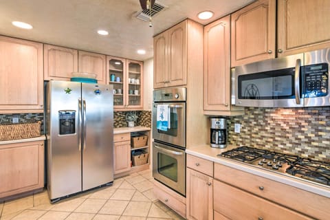 Kitchen | Coffee Maker | Paper Towels/Trash Bags Provided