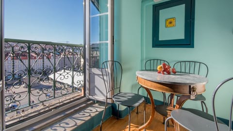 Enjoy breakfast with a view in this charming corner overlooking Lisbon’s historic skyline and Praça da Figueira. A bright and intimate space perfect for slow mornings and sunset drinks. #CityViews #LisbonStay #TravelPortugal #Portugal #PT #Lisbon