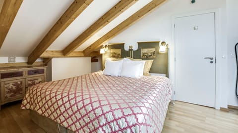 Bedroom with classic decoration #sintra #airbnb #lovelystay