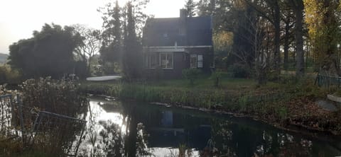 ruime vrijstaande woning aan water, 4 slaap-/ 2 badkamers max 7 pers