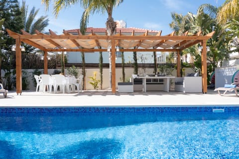 Villa Helena, Amazing 3 Bedroom Agia Napa Villa, Close to Nissi Beach