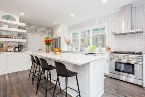 Seating for 4 people at the Island.