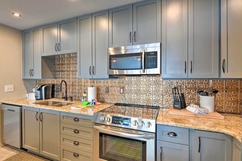 Kitchen | Keurig Coffee Maker | Knife Set | Breakfast Bar