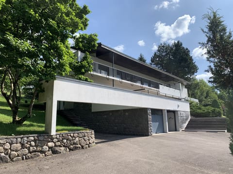 Espace pour garer plusieurs voitures 