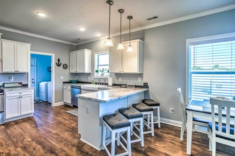 Dining Area | 6-Person Table | 4-Person Breakfast Bar