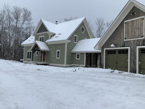 Beautiful mountain home with lots or privacy but minutes from everything 