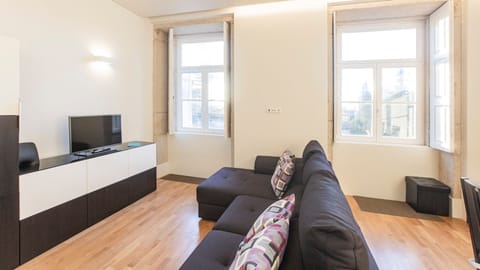 Dark-toned living room bathed in natural light — a sophisticated space that perfectly balances mood and brightness.

#porto #naturallight #interiordesign #lovelystay