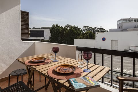 Terrace with table in holiday home in Albufeira 