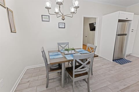 Share meals, play cards,
or plan your adventures
around the dining table
that seats your group
comfortably.