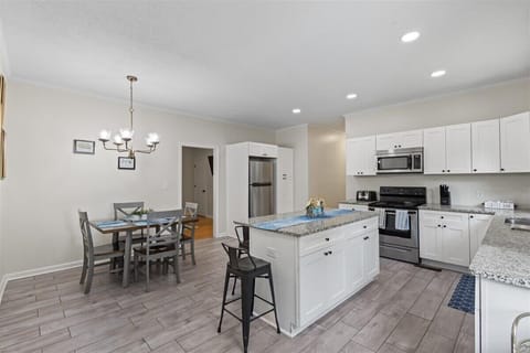 Your entire home in Augusta awaits. Park with ease, step inside and enjoy this cozy space just a short drive from Augusta National and Downtown Augusta. 