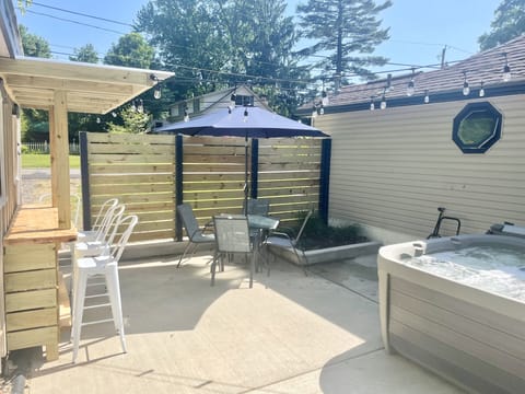 Back patio - bar, dining table and 6 person hot tub