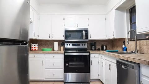 Full kitchen to make your favorite meals in!