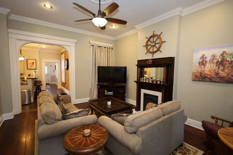 This living room knows what fancy feels like.