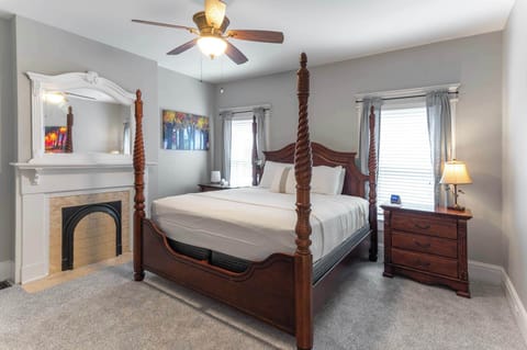 Game Room, Back Yard, Close to Stadiums & Downtown House in Covington