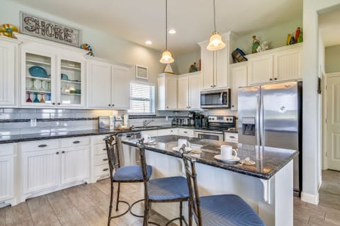 Coffee Anyone? - Pull up a stool to the breakfast bar and drink a morning cup of joe. It’s a great place to plan your day’s activities, gather your wits, and get ready for more quality time!