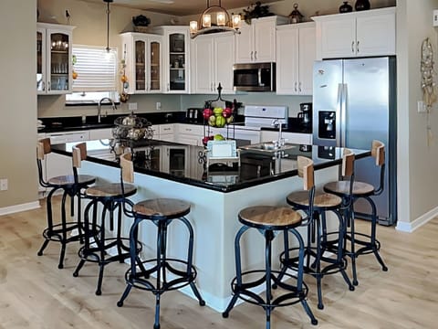 Full Size Kitchen with Breakfast Bar