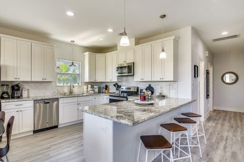 You'll Love the Kitchen's Breakfast Bar! - The kitchen bar area is just the right setting for visiting with the chef, enjoying an afternoon nibble, or just sitting and chatting.