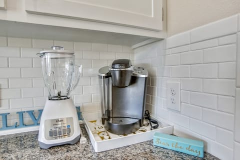 Kitchen - Keurig & Blender