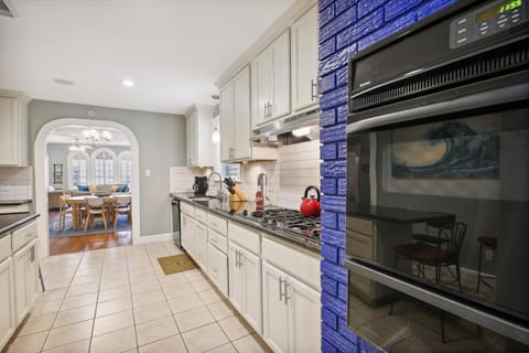 Full Kitchen - The full kitchen will appease any picky chef.