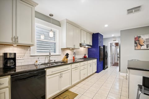 Full Kitchen - The full kitchen will appease any picky chef.