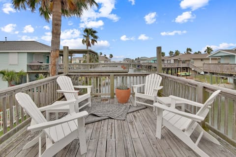 Fresh Air - The deck is the perfect place if you want to sit outside and enjoy the fresh air. Make some drinks, get the crew and really enjoy yourselves on this vacation!