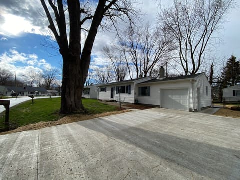 Parking for 4 cars or 2 boats