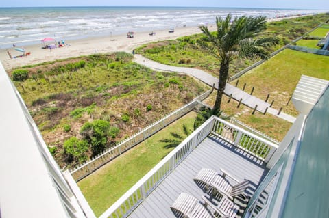 Ready. Set. Relax. - Your vacation starts the minute you step inside Kathie's Beachfront Kottage. Enjoy!