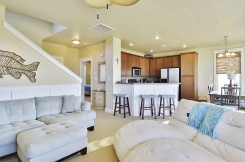 You'll Love the Kitchen's Breakfast Bar! - The kitchen bar area is just the right setting for visiting with the chef, enjoying an afternoon nibble, or just sitting and chatting.