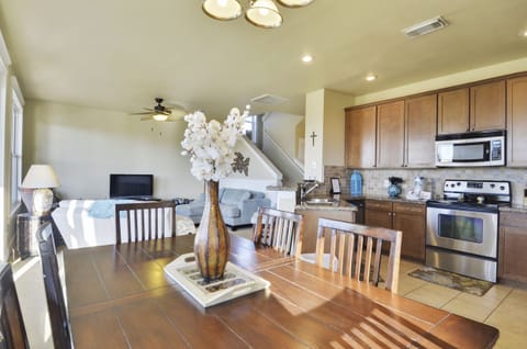 Delightful Dinner Space - Look forward to spending quality vacation time with the family and friends around the lovely dining room table.