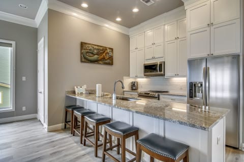 You'll Love the Kitchen's Breakfast Bar! - The kitchen bar area is just the right setting for visiting with the chef, enjoying an afternoon nibble, or just sitting and chatting.