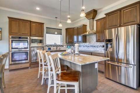 Coffee Anyone? - Pull up a stool to the breakfast bar and drink a morning cup of joe. It’s a great place to plan your day’s activities, gather your wits, and get ready for more quality time!