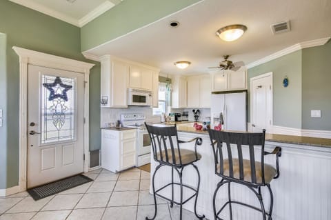 Coffee Anyone? - Pull up a stool to the breakfast bar and drink a morning cup of joe. It’s a great place to plan your day’s activities, gather your wits, and get ready for more quality time!