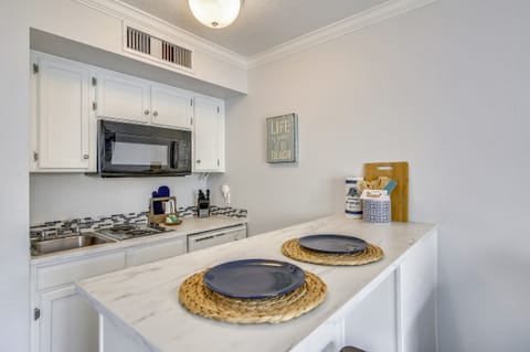 Coffee Anyone? - Pull up a stool to the breakfast bar and drink a morning cup of joe. It’s a great place to plan your day’s activities, gather your wits, and get ready for more quality time!