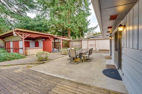 Private and spacious backyard with seating area
Comfortable hot tub to relax