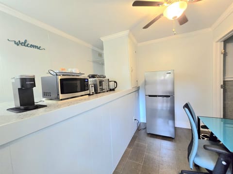 The full size fridge, microwave, air fry oven and Keurig make it easy to stay and warm/cook almost any kind of food for 1 or 2 people. 