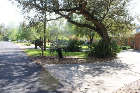 Front Drive, you'll pull in by the mailbox.