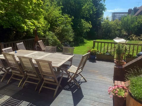 SW facing 25m long garden, coal BBQ, sun loungers, hammock