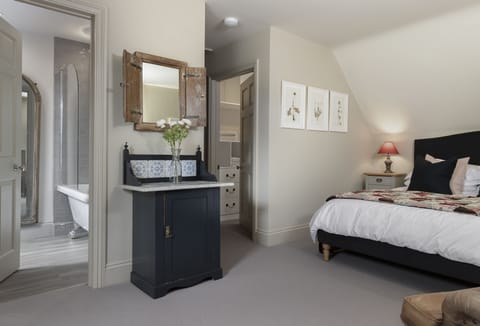 Claytons Hideaway, Lower Oddington: Bedroom leading to en-suite and dressing room